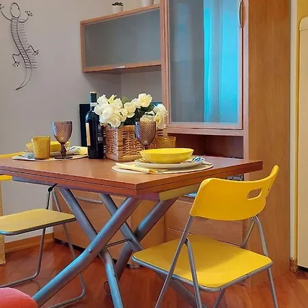 La Casa Colorata - Close To The Port And Ferries Apartment