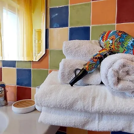 La Casa Colorata - Close To The Port And Ferries Apartment