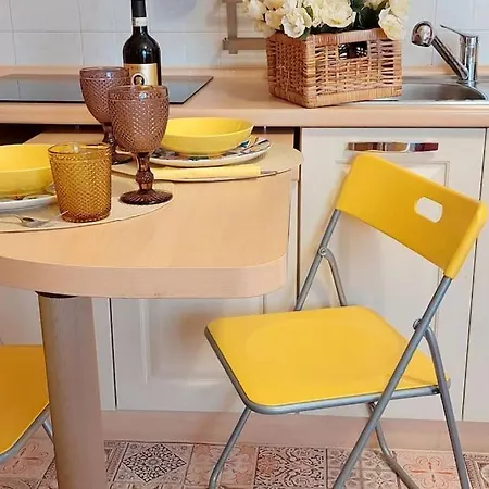 La Casa Colorata - Close To The Port And Ferries Apartment *